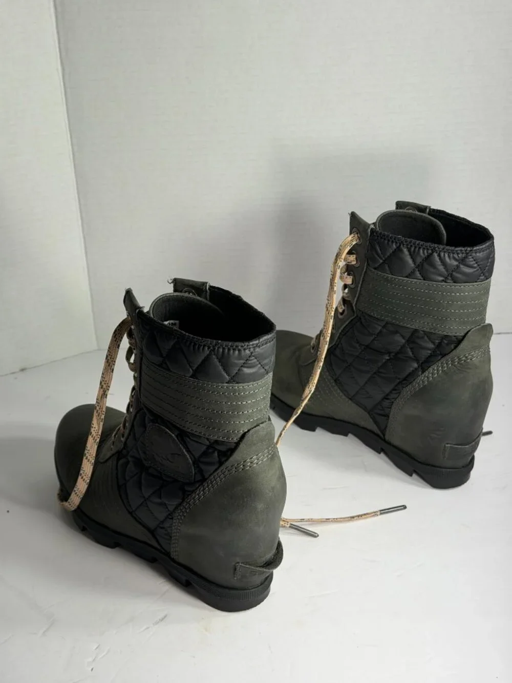WOMENS SIZE 8.5 SOREL BOOTS